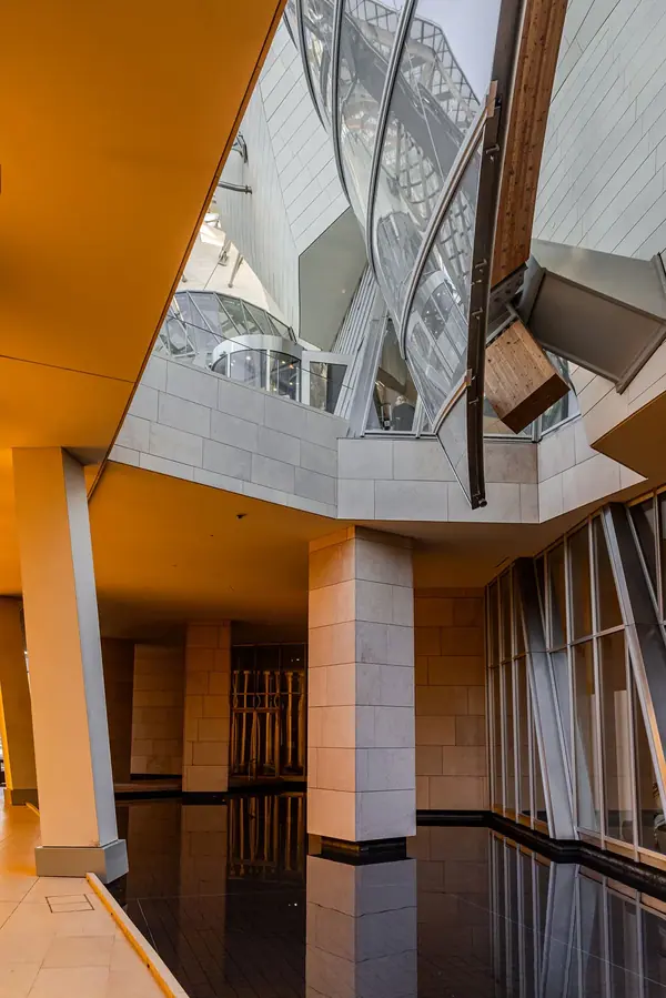 Intérieur de la Fondation Louis Vuitton de Frank Gehry, piliers et bassin sous la verrière, photographie d'architecture
