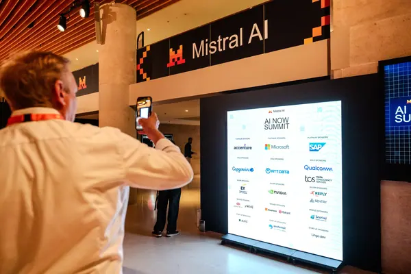 Mistral AI Now Summit — moment d'échange entre intervenants