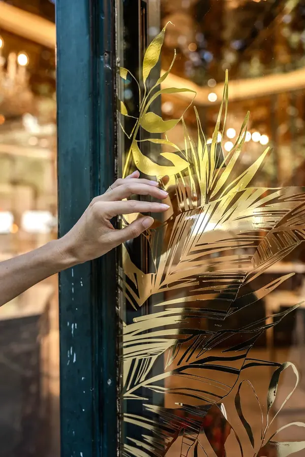Guerlain – Portrait d'une illustratrice — photo 7 sur 9, par Jonathan Moyal