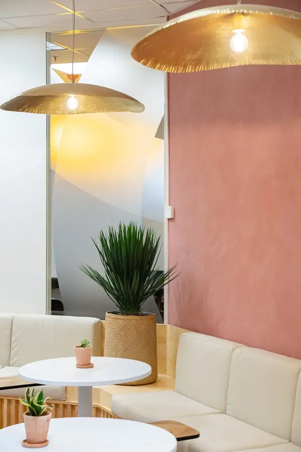 Photographie d'architecture intérieure du coworking Imagin'Office à La Défense, suspensions dorées et banquettes