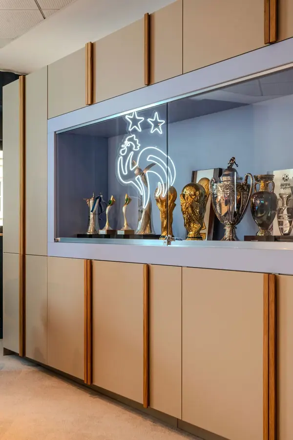 Vitrine de trophées rétroéclairée dans les bureaux de la FFF à Paris, photographie d'architecture intérieure