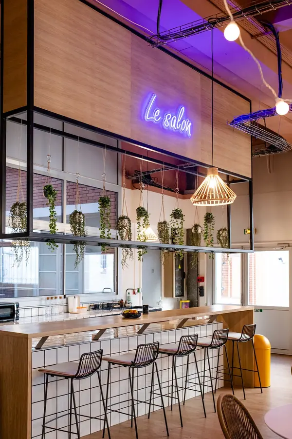 La Maison du Coworking à Paris par Yemanja : bar sous néon Le salon et suspensions en rotin, photographie d'intérieur