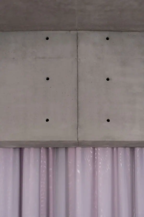 Photographie d'architecture intérieure : paroi en béton de Tadao Ando et tenture sous la verrière, Bourse de Commerce Paris