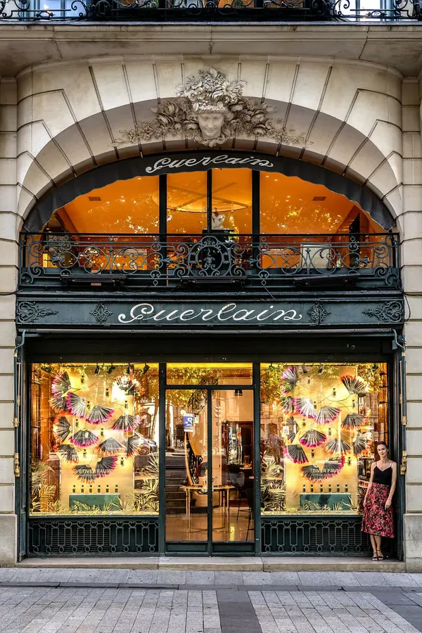Guerlain – Portrait d'une illustratrice — photo 2 sur 9, par Jonathan Moyal
